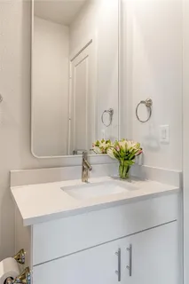 $575,000 | 381 East Greenbriar Lane, Unit 401, Dallas, TX 75203