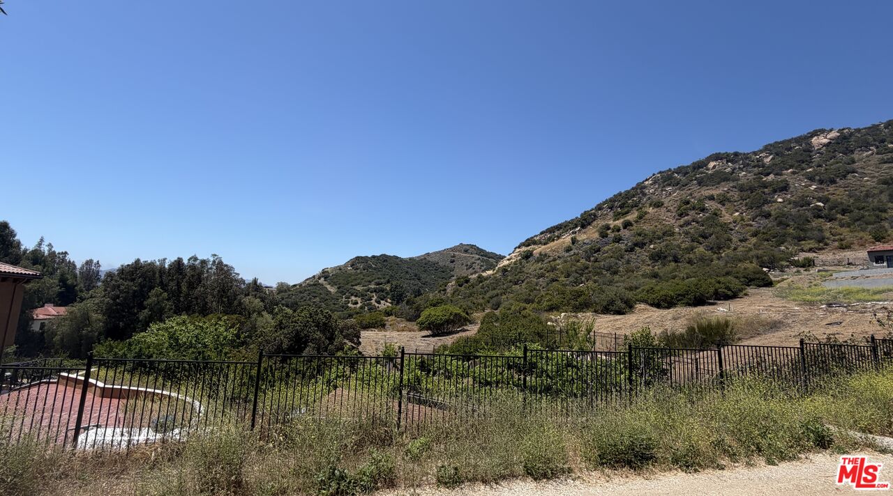 2116 Stunt Road Calabasas, CA 91302 - Photo 2 of 12