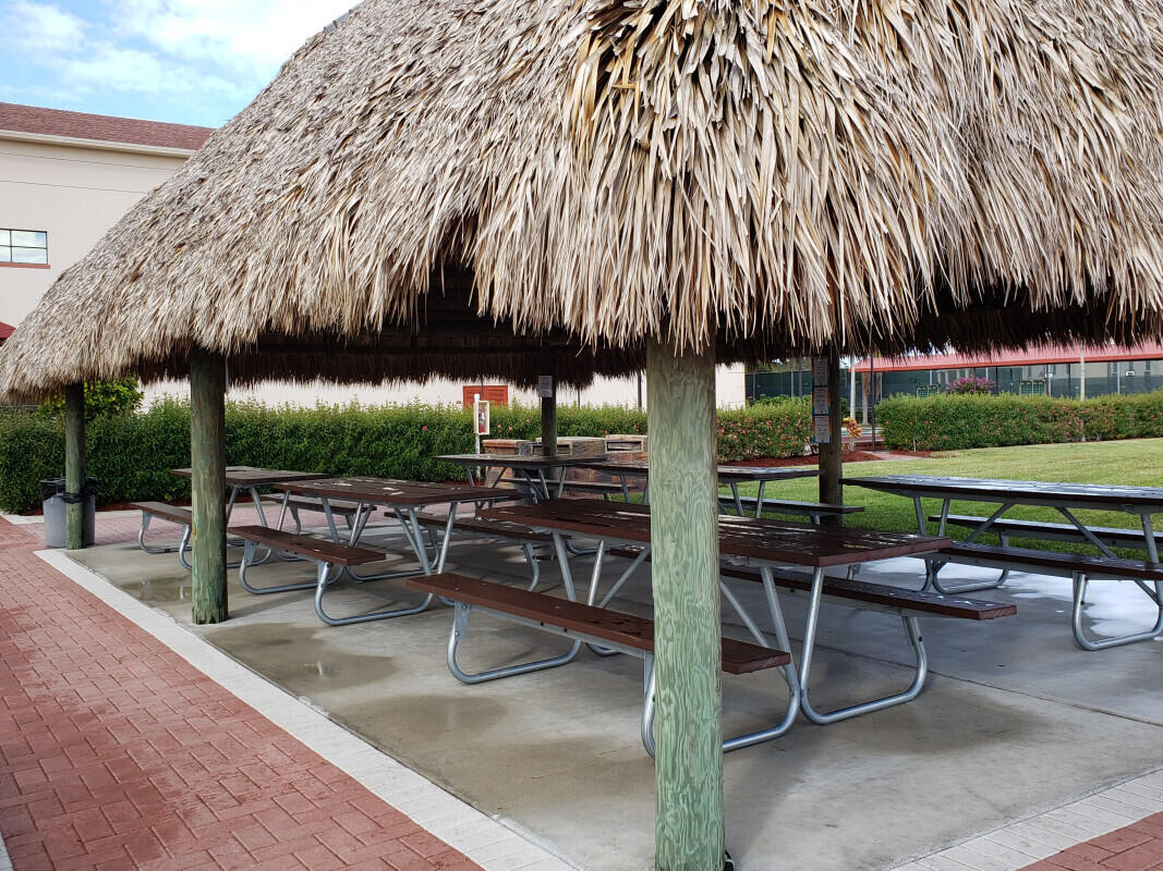 225 Suffolk F Boca Raton, FL 33434 - Photo 22 of 24 tikihutbarbqjpg