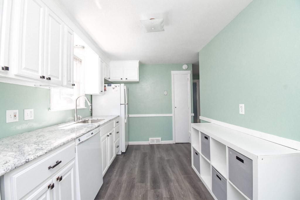 105 Quaker Road Springfield, MA 01118 - Photo 3 of 31