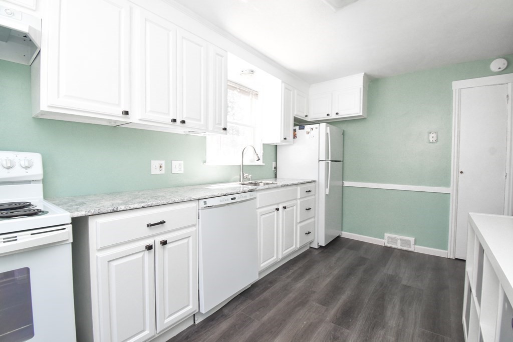105 Quaker Road Springfield, MA 01118 - Photo 4 of 31