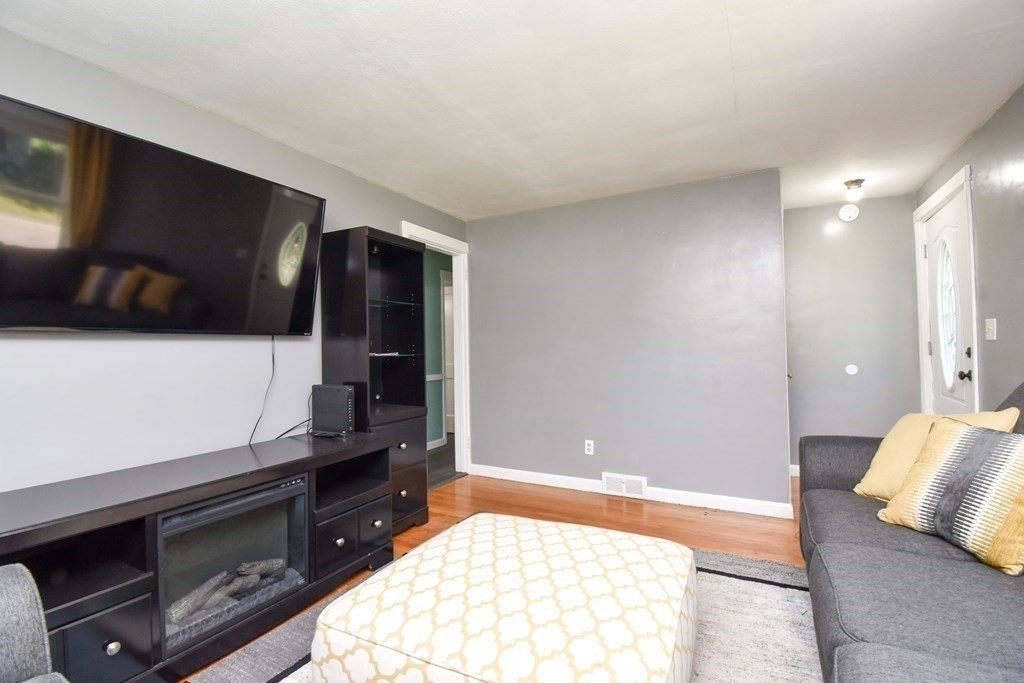 105 Quaker Road Springfield, MA 01118 - Photo 8 of 31