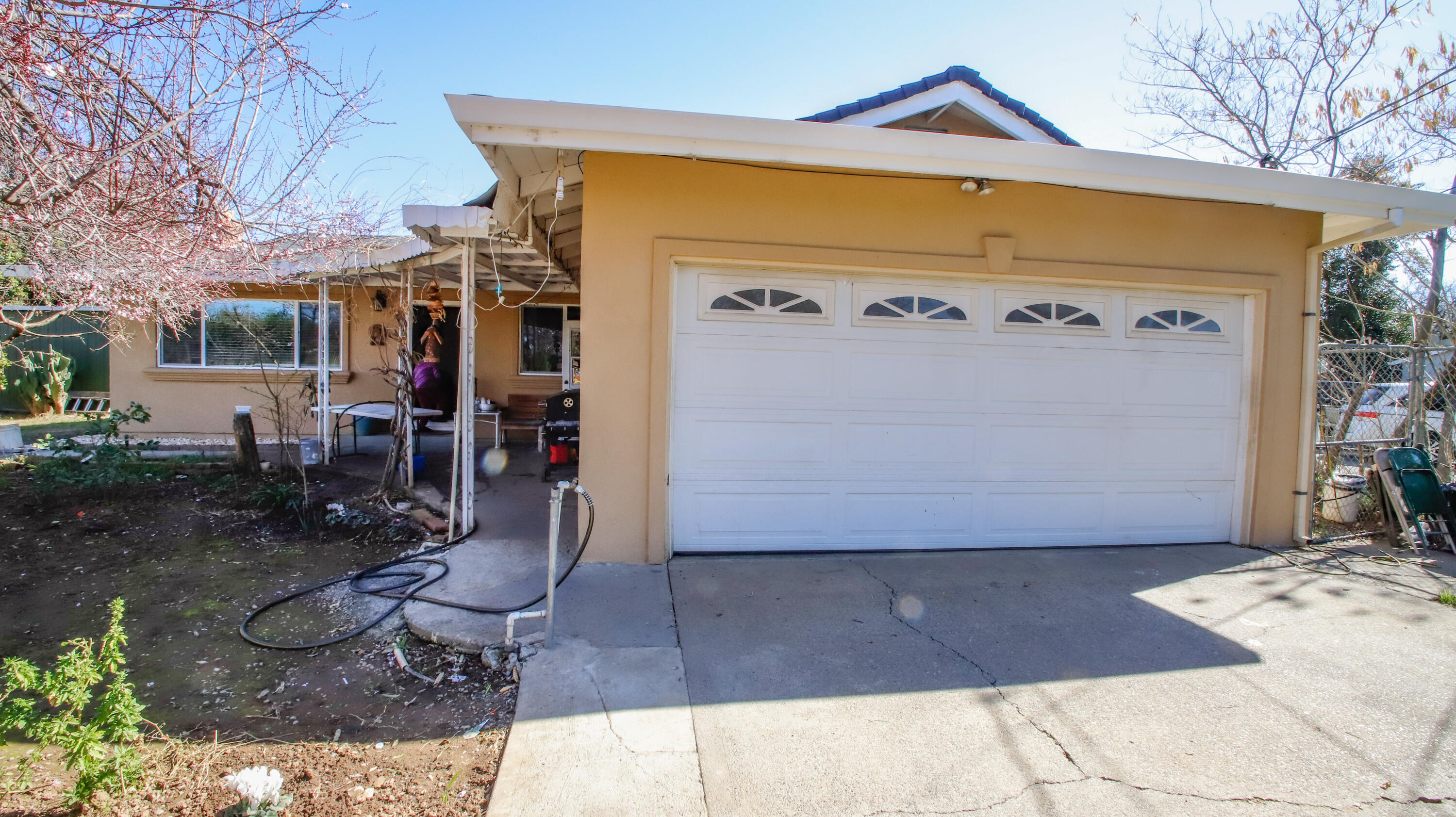 7441 Pacheco Road Redding, CA 96002 - Photo 18 of 19 a view of a chairs and tables in patio