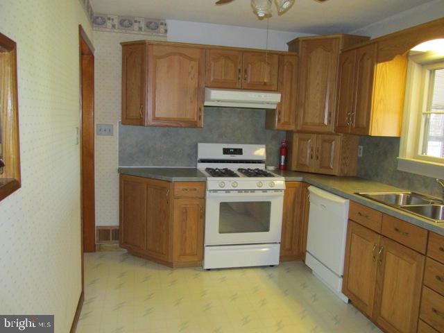 1380 Mapledale Road Elizabethtown, PA 17022 - Photo 4 of 43