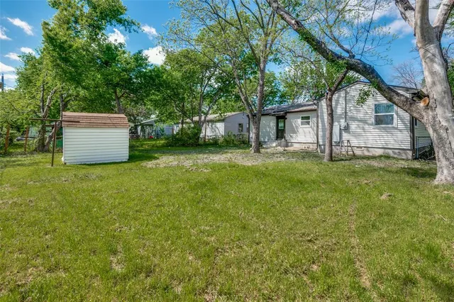 a view of a house with yard and tree s