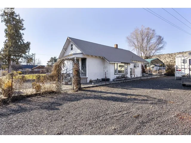 a house view with a outdoor space