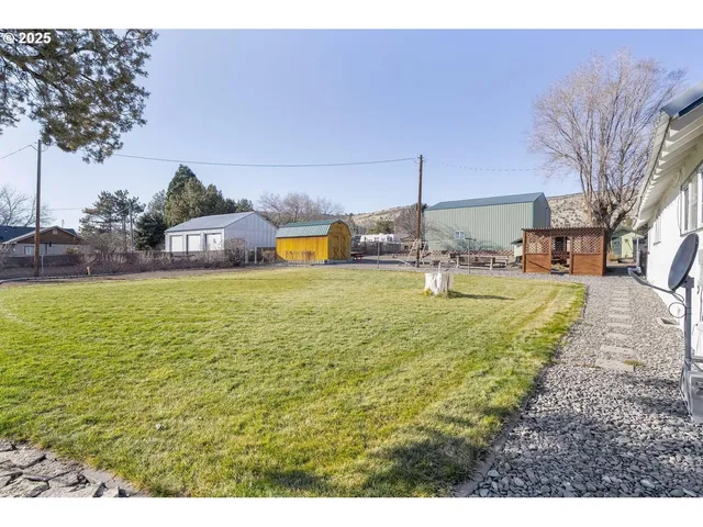 $379,900 | 2355 Northeast Market Street, Madras, OR 97741