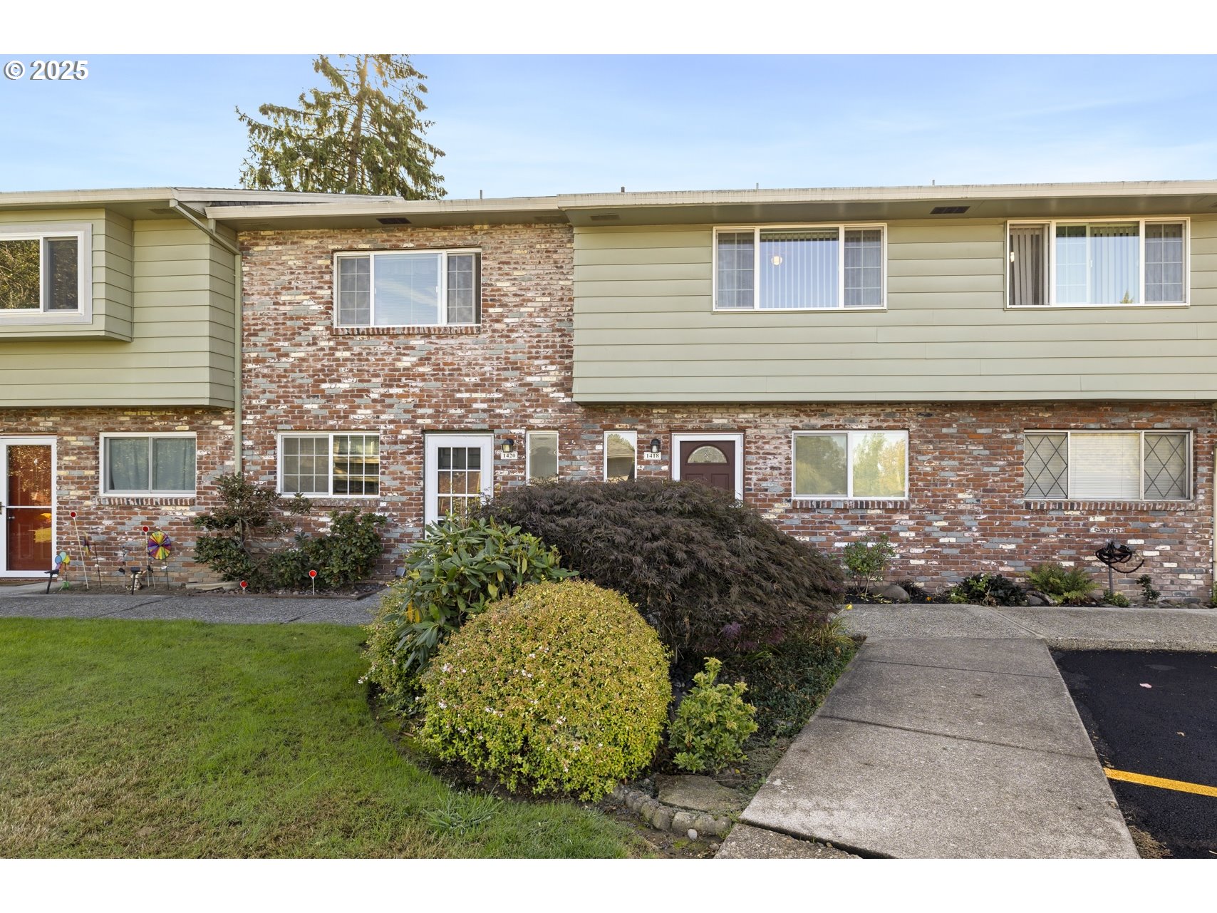 1418 Northeast Hogan Drive Gresham, OR 97030 - Photo 3 of 43 a front view of a house with a garden
