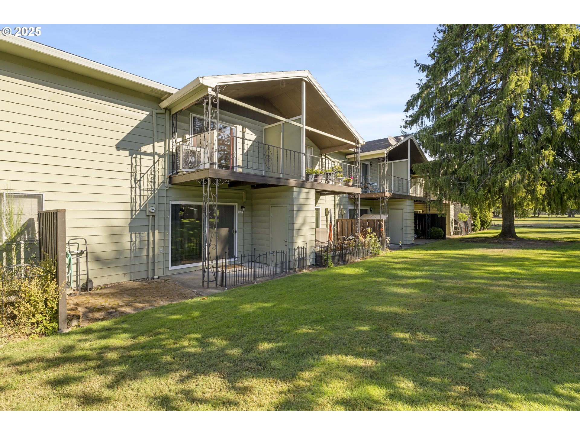 1418 Northeast Hogan Drive Gresham, OR 97030 - Photo 35 of 43 a front view of a house with a garden