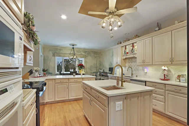 $769,900 | 3223 13th Place, Kenosha, WI 53144