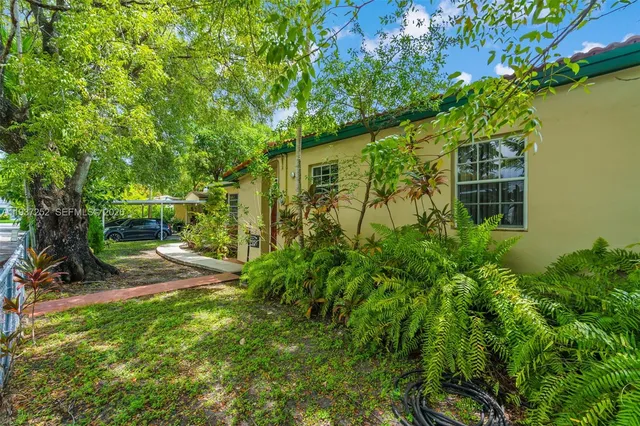 a view of a backyard