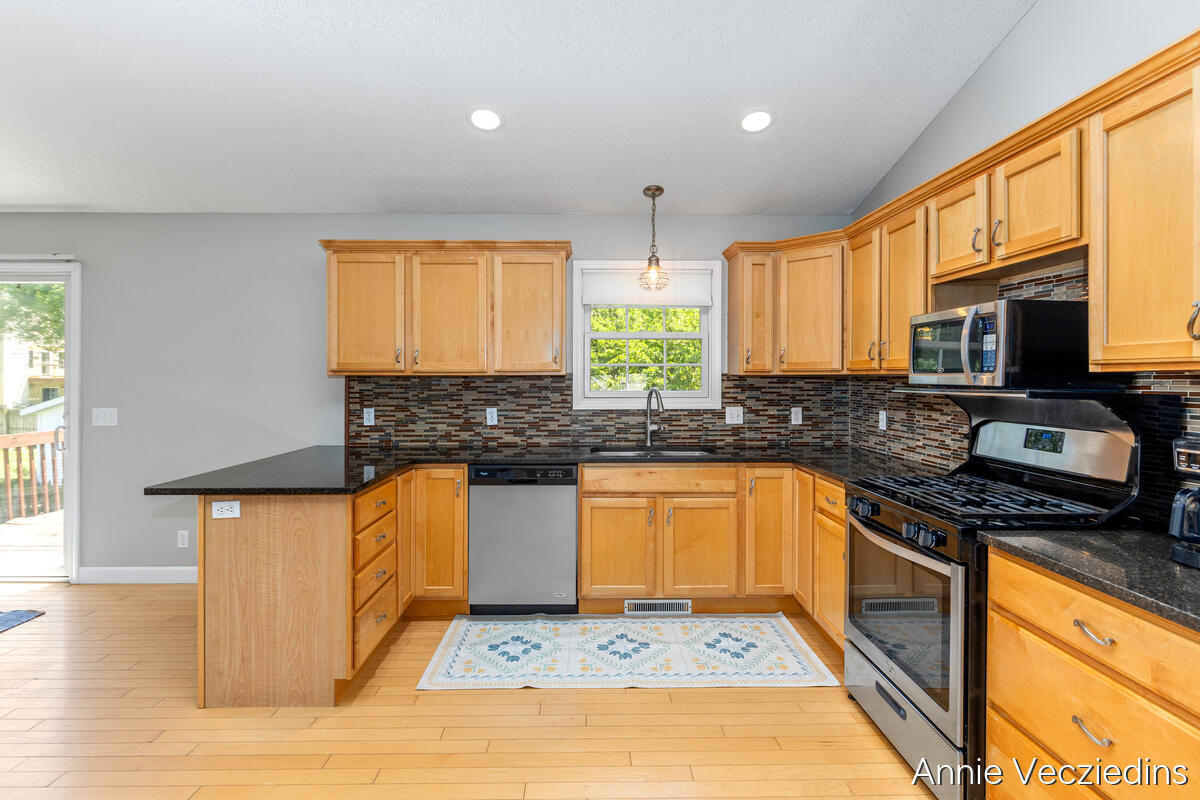 15096 Oakland Street Spring Lake, MI 49456 - Photo 3 of 41 15096-Oakland_014