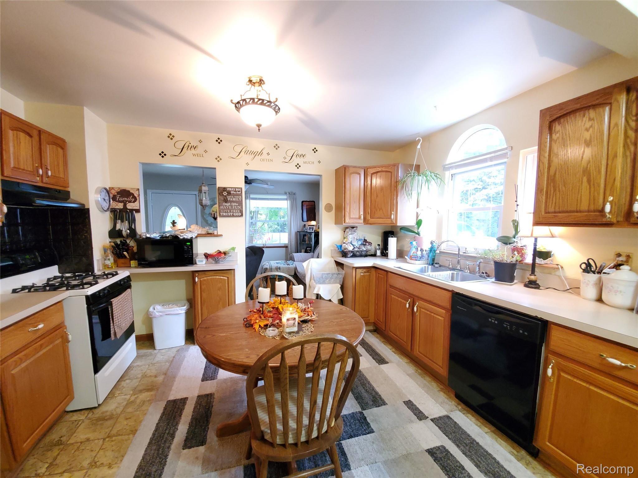 6432 East Carpenter Road Flint, MI 48506 - Photo 9 of 24 14.jpg
