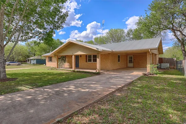 $320,000 | 705 South La Grange Street, Flatonia, TX 78941