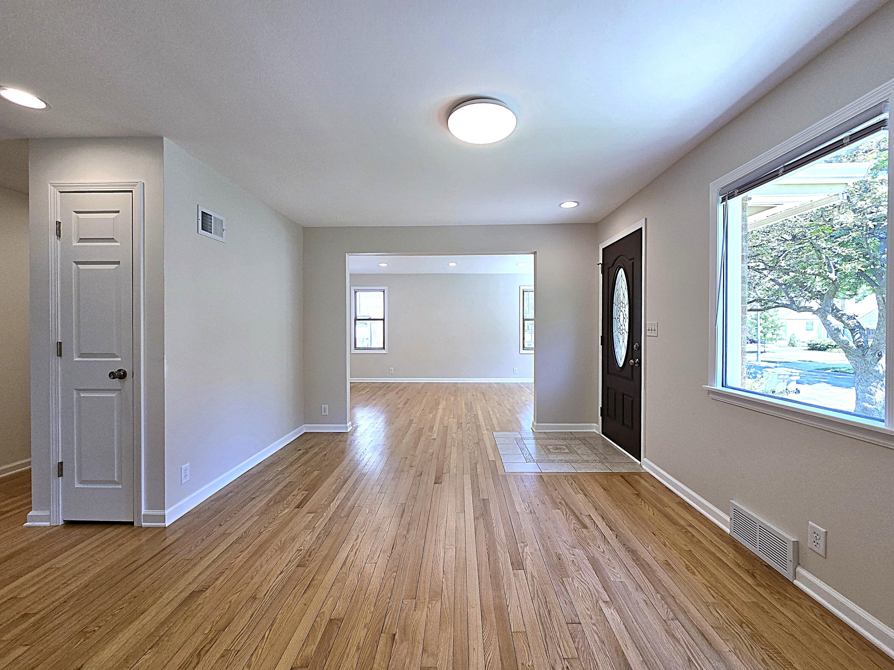 4445 South Burrell Street Milwaukee, WI 53207 - Photo 11 of 44 Dining Room