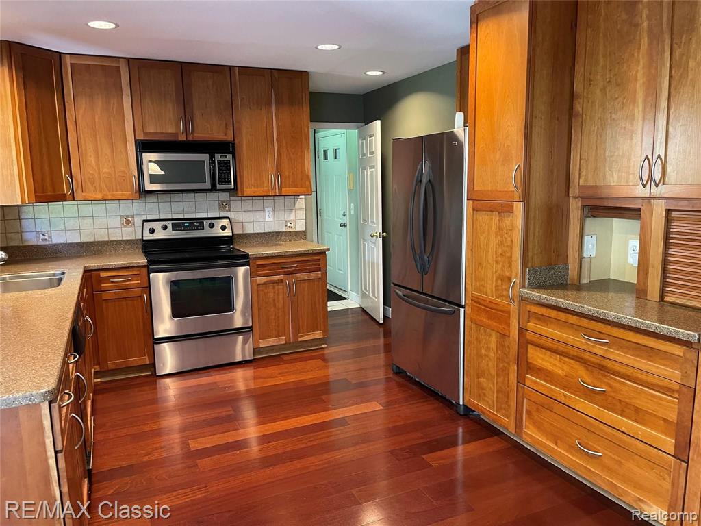 28257 Bayberry Road Farmington Hills, MI 48331 - Photo 6 of 23
