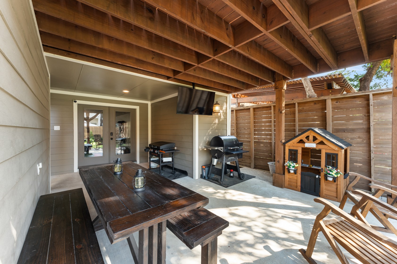 836 East 24th Street Houston, TX 77009 - Photo 32 of 40 Covered patio on ground floor with garage access
