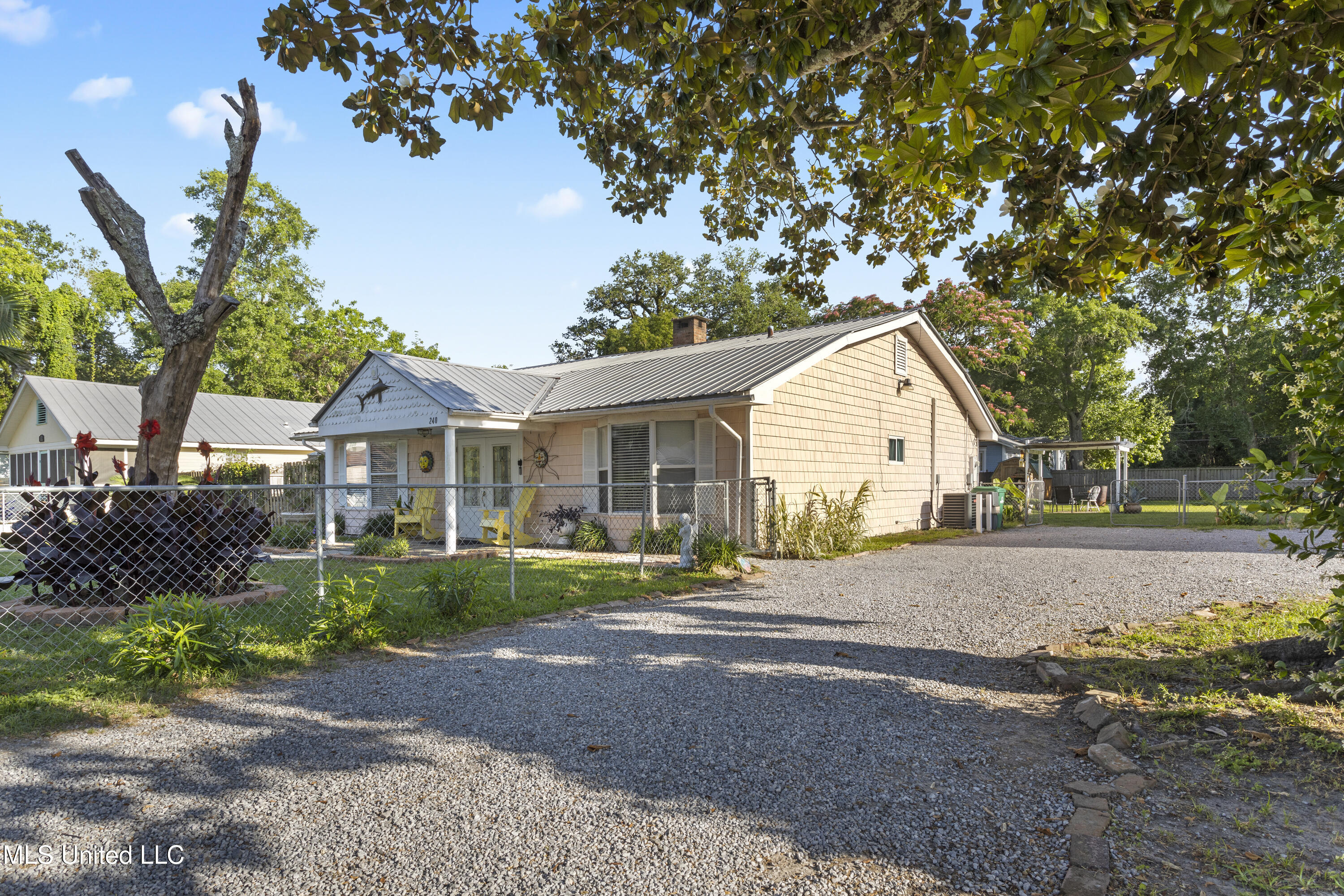 240 Sycamore Street Bay St. Louis, MS 39520 - Photo 3 of 40 003