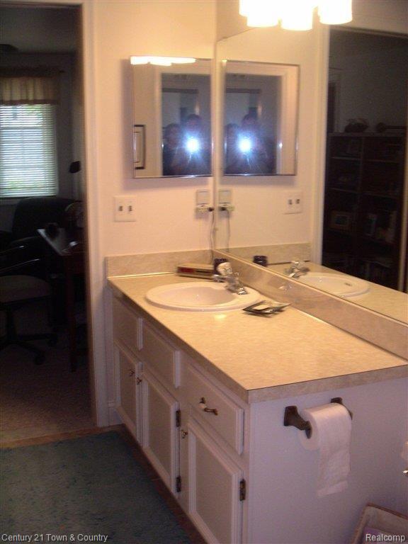 3511 Crooks Road Royal Oak, MI 48073 - Photo 14 of 26 11Jack&JilllBathTo2ndBdroom.JPG