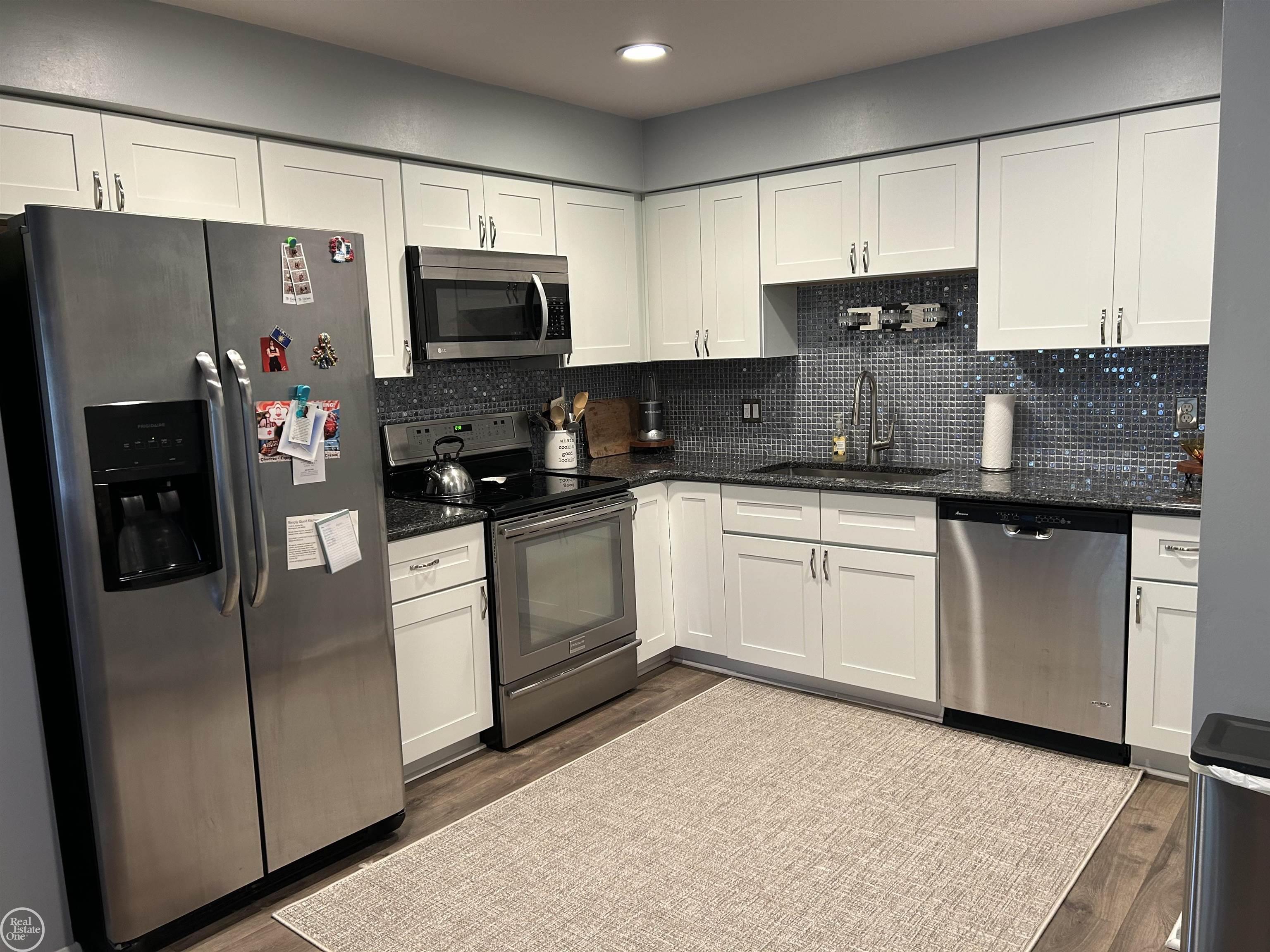 898 North Adams Road Birmingham, MI 48009 - Photo 4 of 22 50174884-0ec7deb7-27af-4324-bf0d-d0e069998267.JPG