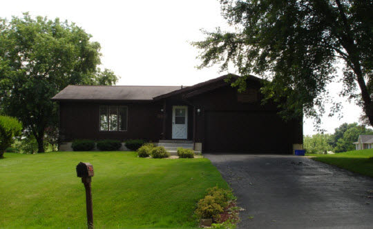 2068 Hillsdown Road Lake Summerset, IL 61019 - Photo 1 of 6 a front view of a house with garden
