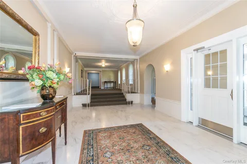 $618,000 | 90 Knightsbridge Road, Unit 4J, Great Neck, NY 11021