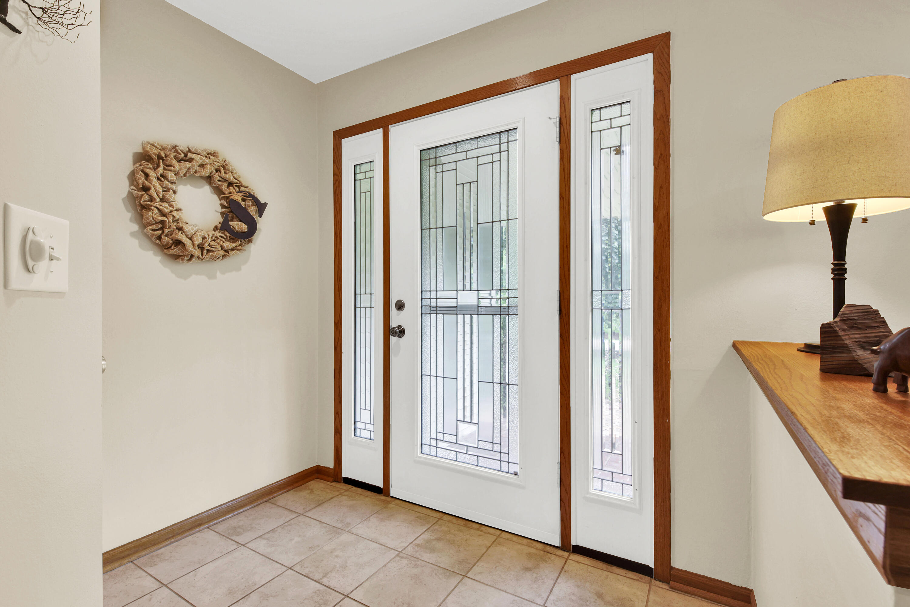 2614 West Chestnut Road Mequon, WI 53092 - Photo 4 of 25 Entry