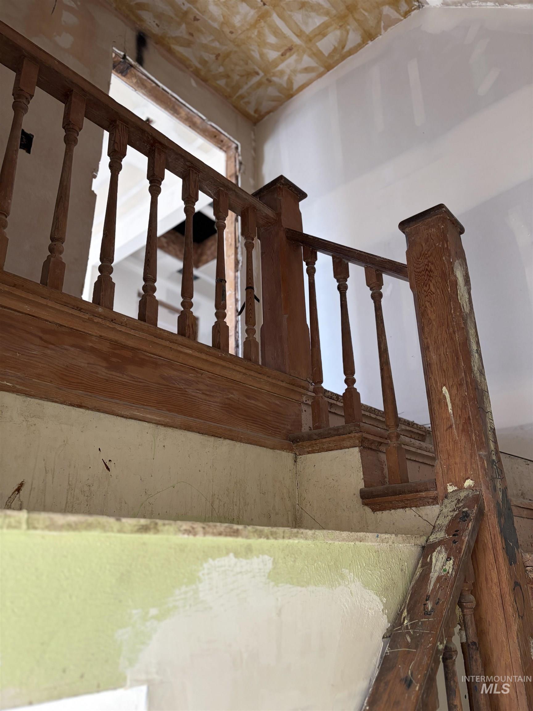 308 East Park Street Weiser, ID 83672 - Photo 27 of 50 View of stairway