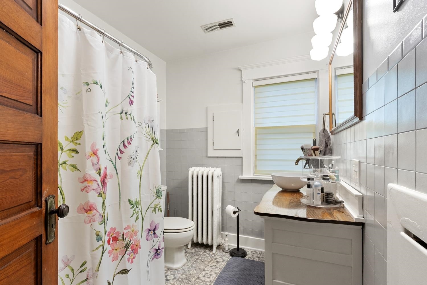 804 Locust Street Sterling, IL 61081 - Photo 20 of 25 a bathroom with a sink toilet and shower