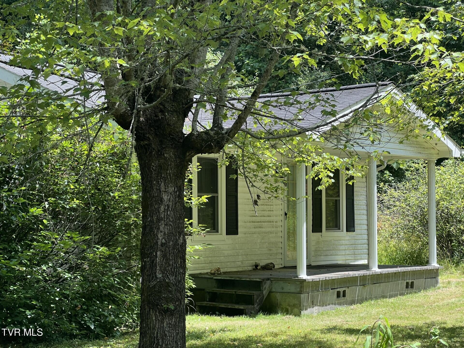 13423 Grayson Road Coeburn, VA 24230 - Photo 5 of 12 Side c4