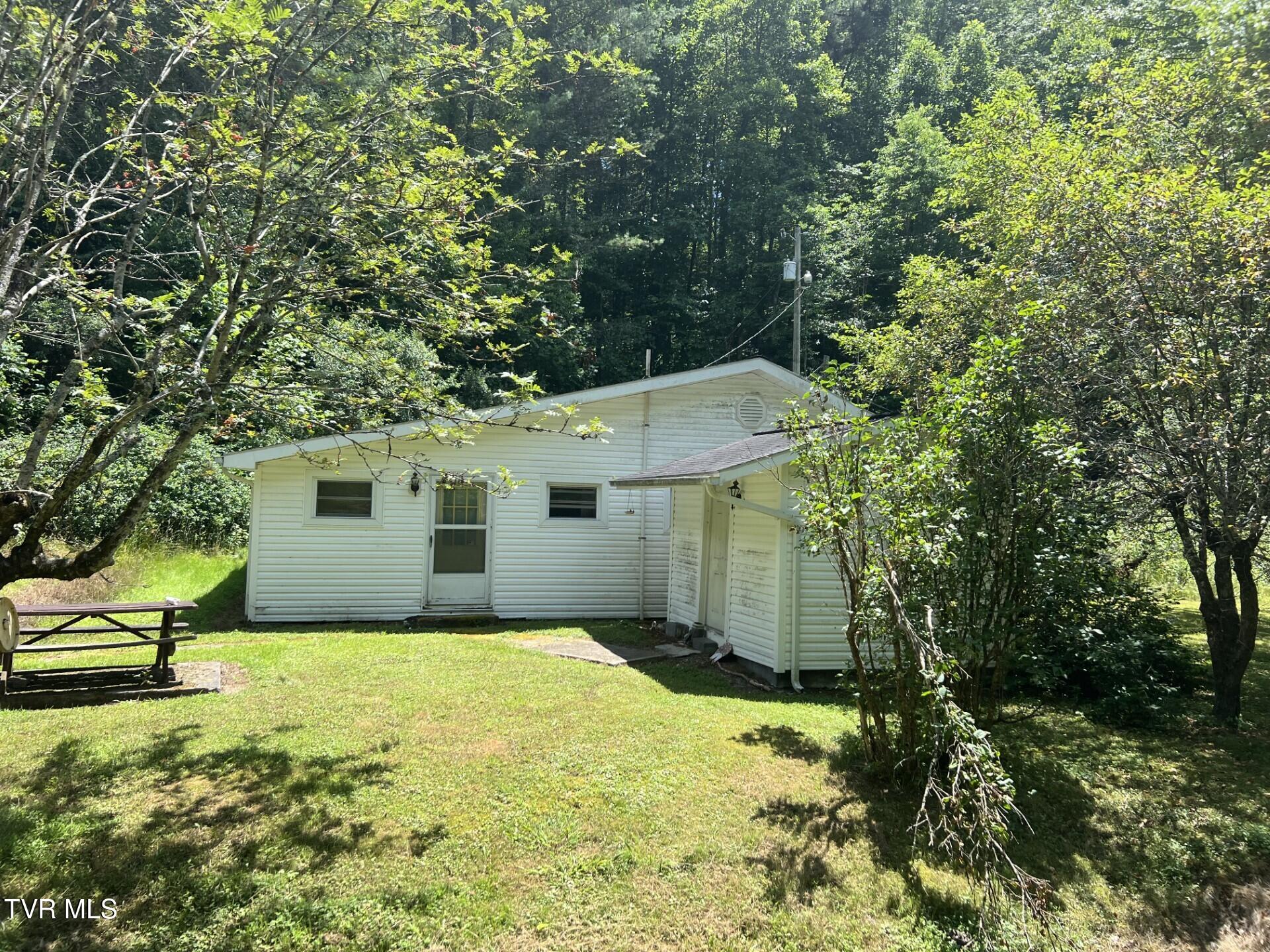 13423 Grayson Road Coeburn, VA 24230 - Photo 7 of 12 Side c6