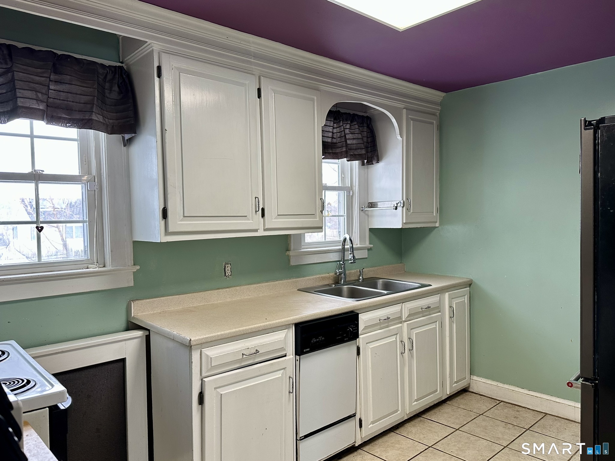 A small "kitchen triangle" makes for an efficient cook!