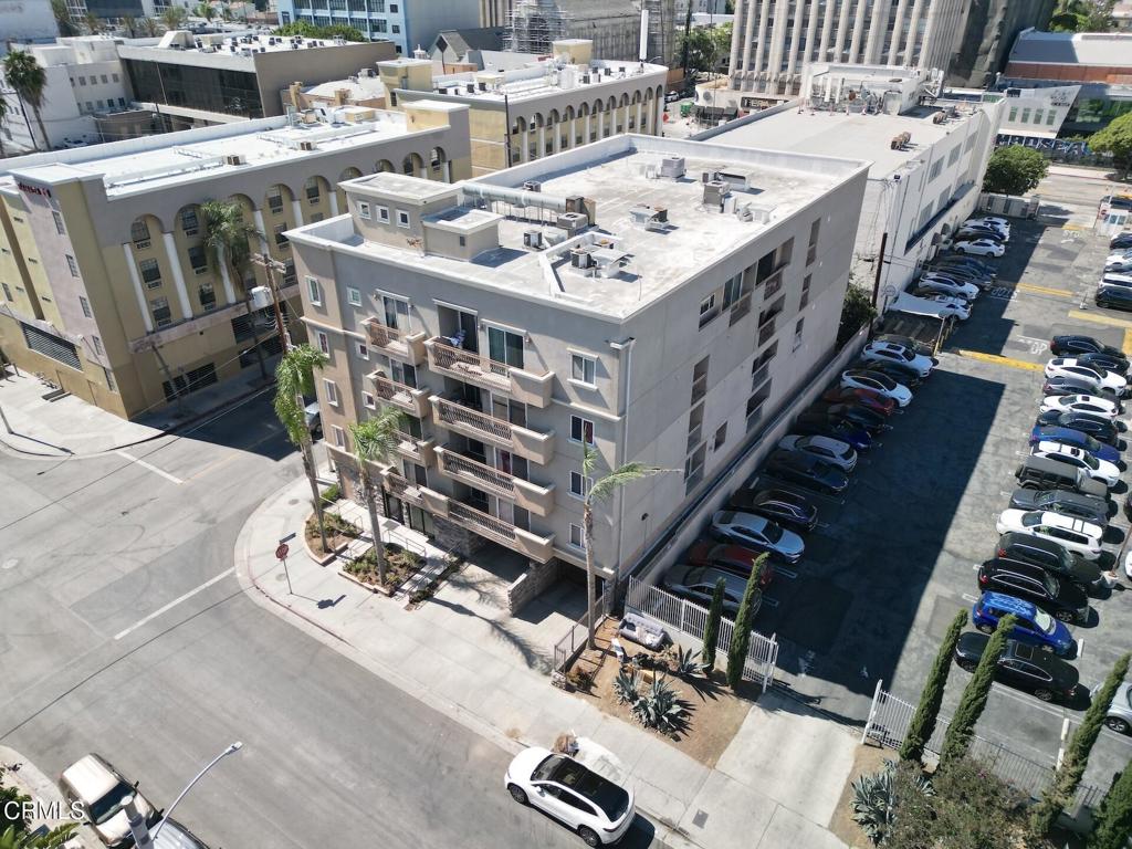 3855 Ingraham Street, Unit 204 Los Angeles, CA 90005 - Photo 29 of 35 a view of a patio with table and chairs