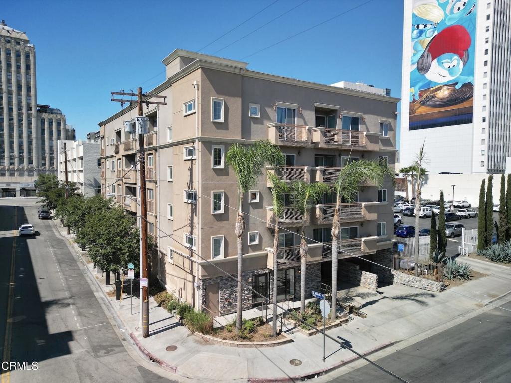 3855 Ingraham Street, Unit 204 Los Angeles, CA 90005 - Photo 32 of 35 a front view of a building with street view