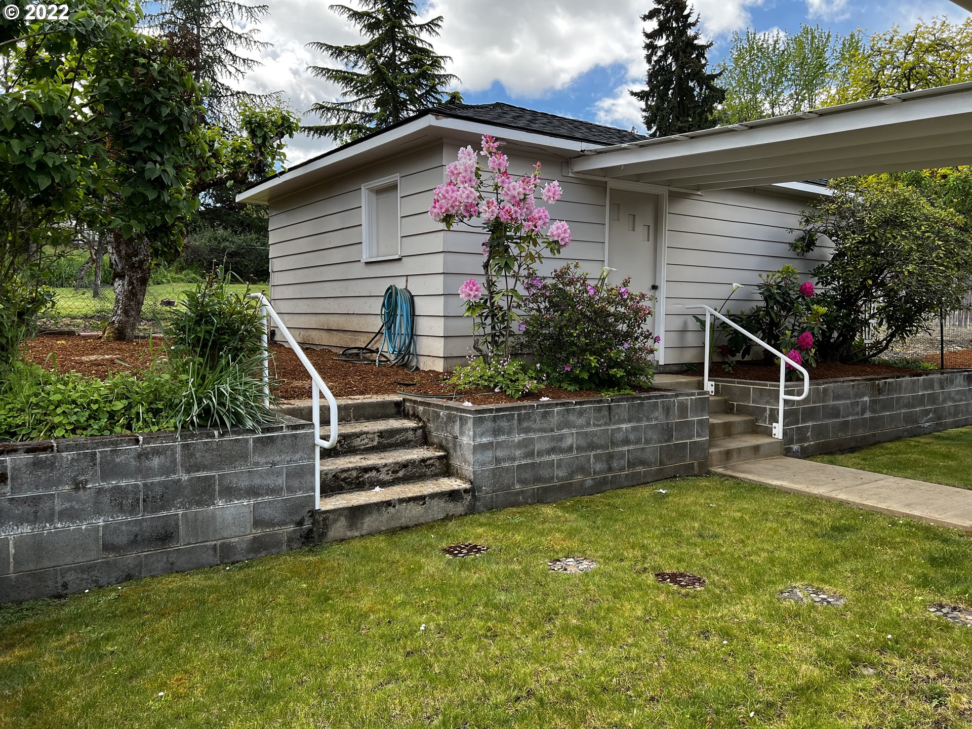 623 Page Road Winchester, OR 97495 - Photo 3 of 32 Gallery Image 3