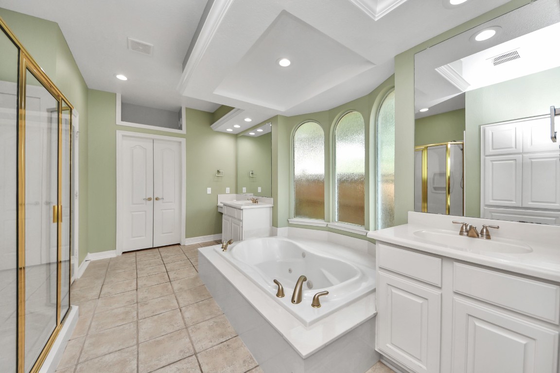 5703 Brennan Ridge Lane Katy, TX 77450 - Photo 25 of 45 a spacious bathroom with a tub shower and mirror