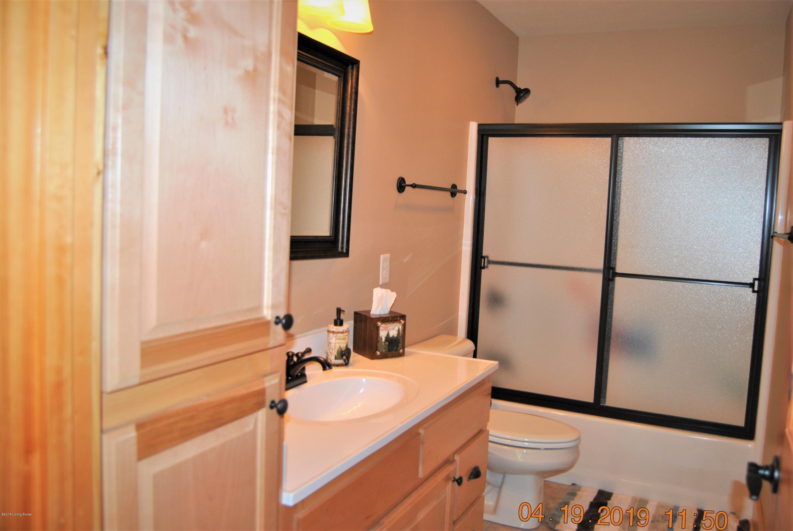 99 Blueberry Hill Bee Spring, KY 42207 - Photo 18 of 64 2nd floor bath