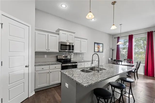 $525,000 | 5221 Meadow View Drive, Shawnee, KS 66226