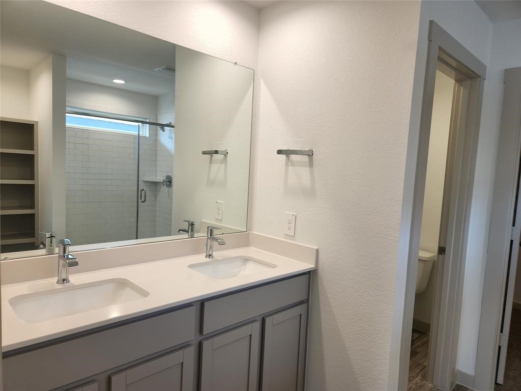 7826 Sleek Flock Lane Rosharon, TX 77583 - Photo 9 of 16 a bathroom with a sink and a mirror