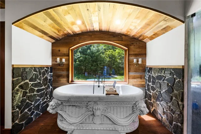 $1,275,000 | 485 Lake Road, Tiverton, RI 02878