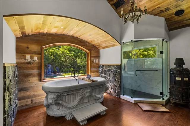 $1,275,000 | 485 Lake Road, Tiverton, RI 02878