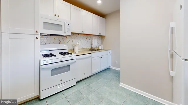 $300,000 | 5340 Holmes Run Parkway, Unit 1215, Alexandria, VA 22304