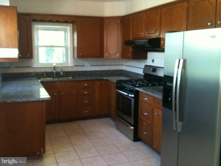 343 Kenhorst Boulevard Reading, PA 19607 - Photo 5 of 25 Kitchen