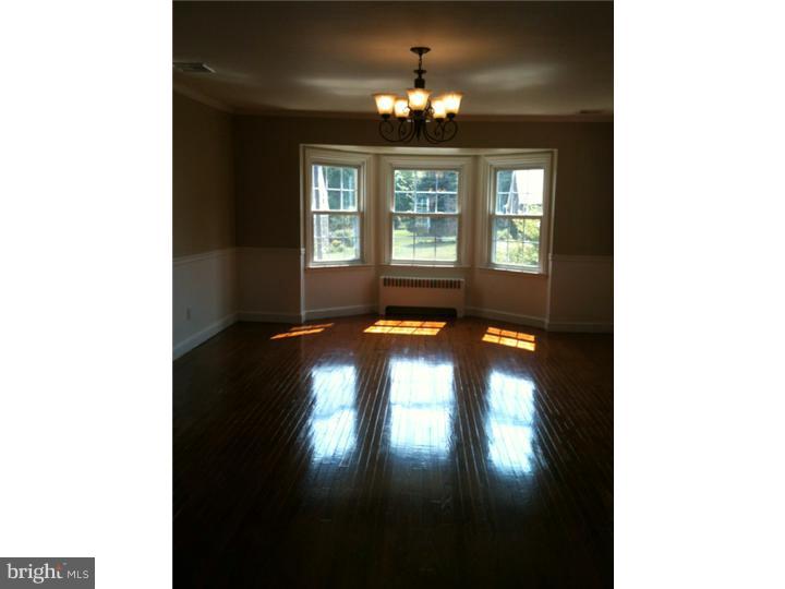 343 Kenhorst Boulevard Reading, PA 19607 - Photo 7 of 25 Living Room