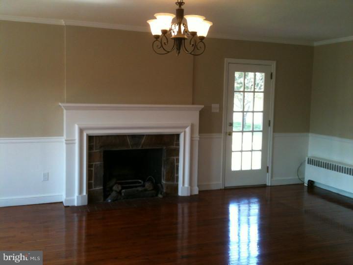 343 Kenhorst Boulevard Reading, PA 19607 - Photo 8 of 25 Living Room