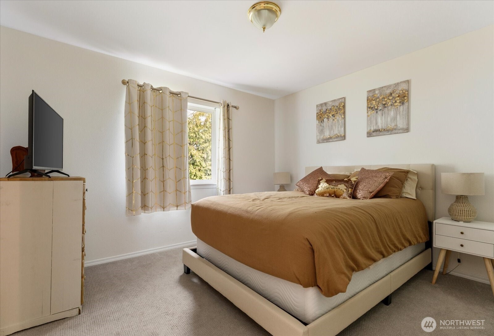 30875 State Rte 20, Unit M2 Oak Harbor, WA 98277 - Photo 17 of 29 a bed room with a bed and a flat tv screen