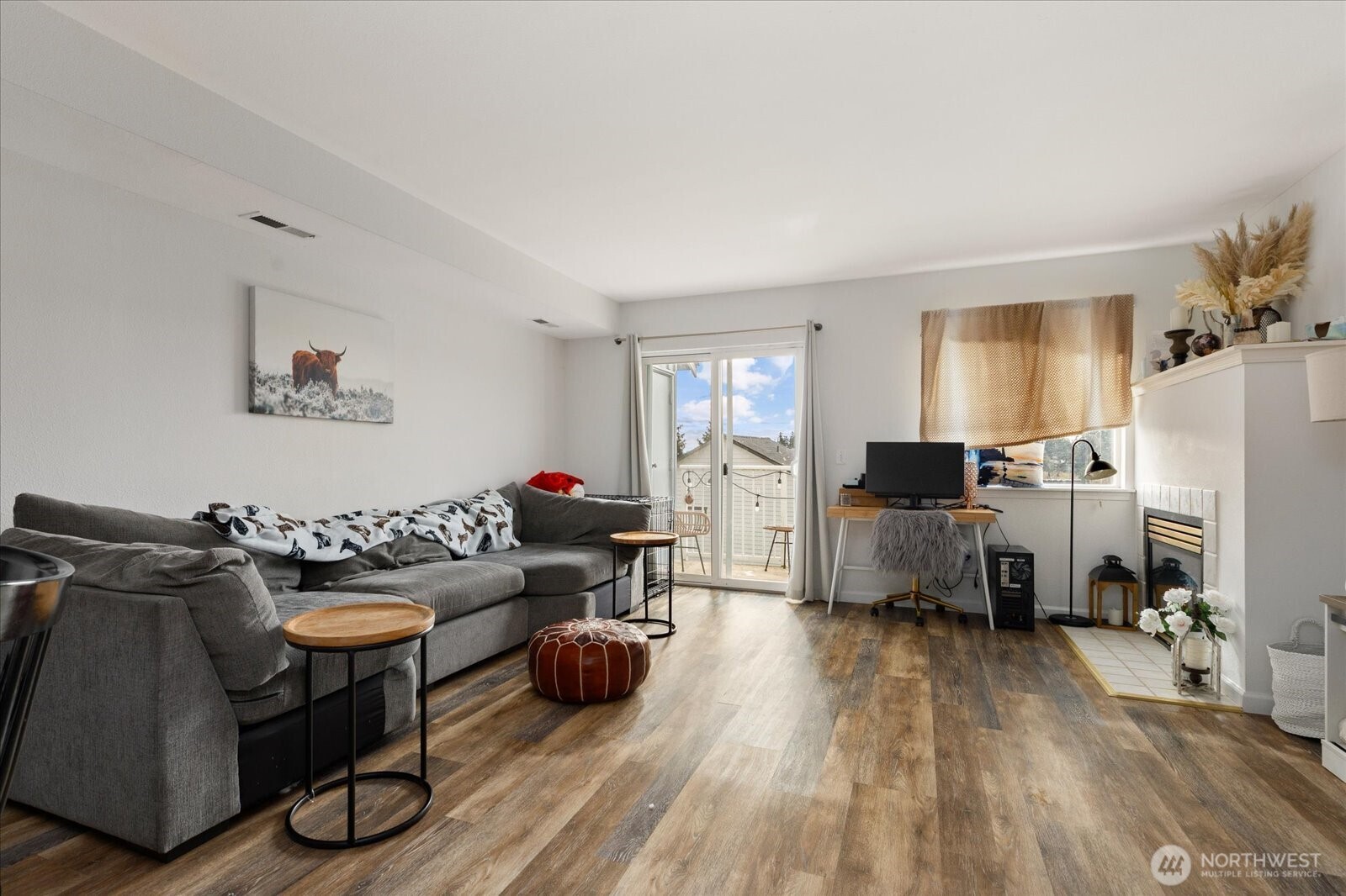 30875 State Rte 20, Unit M2 Oak Harbor, WA 98277 - Photo 4 of 29 a living room with furniture and a flat screen tv