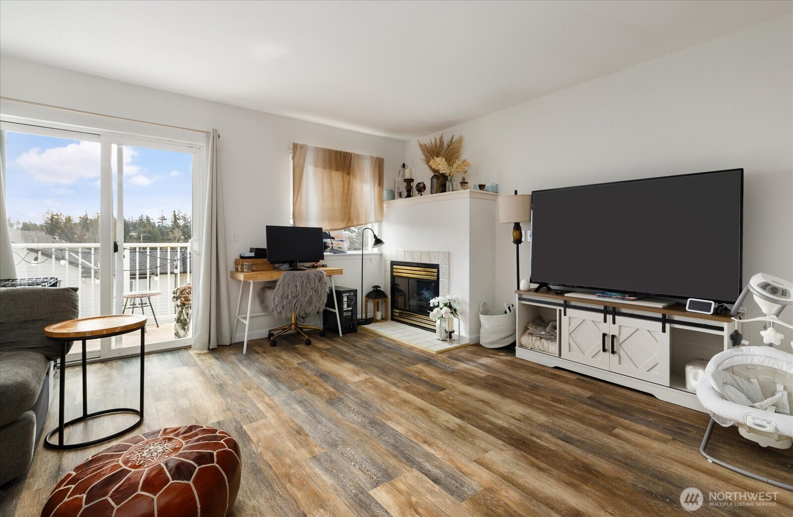 30875 State Rte 20, Unit M2 Oak Harbor, WA 98277 - Photo 5 of 29 a living room with furniture and a flat screen tv
