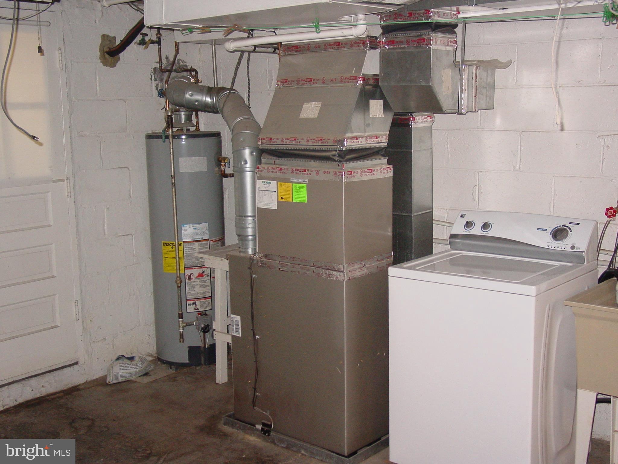 7406 Kirtley Road Baltimore, MD 21222 - Photo 17 of 21 a utility room with dryer and washer