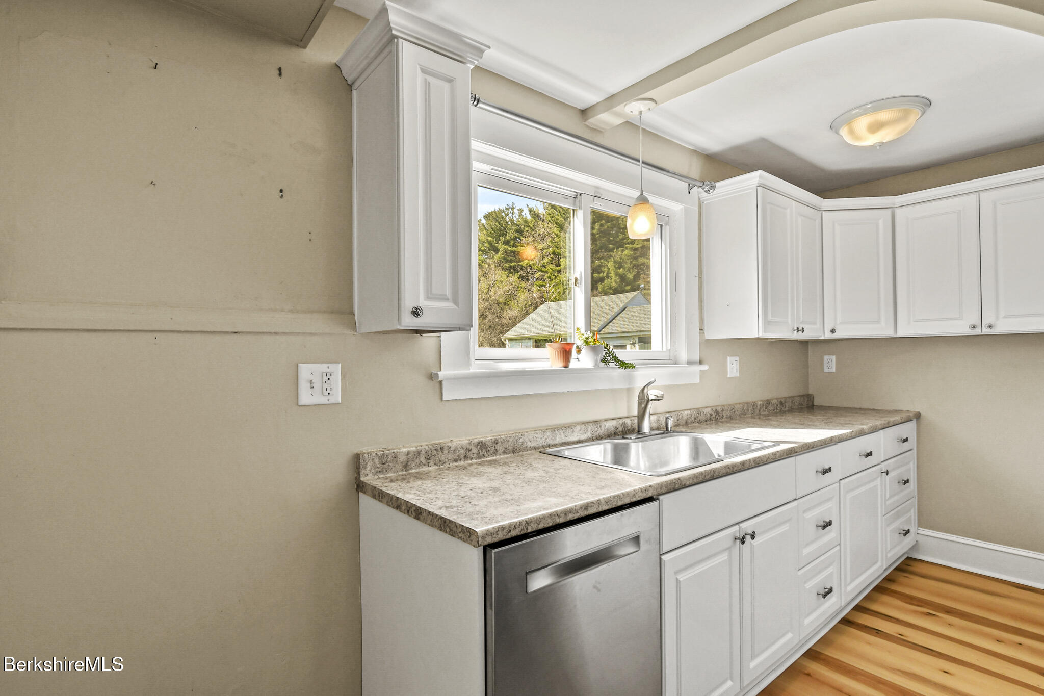 208 Jason Street Pittsfield, MA 01201 - Photo 10 of 32